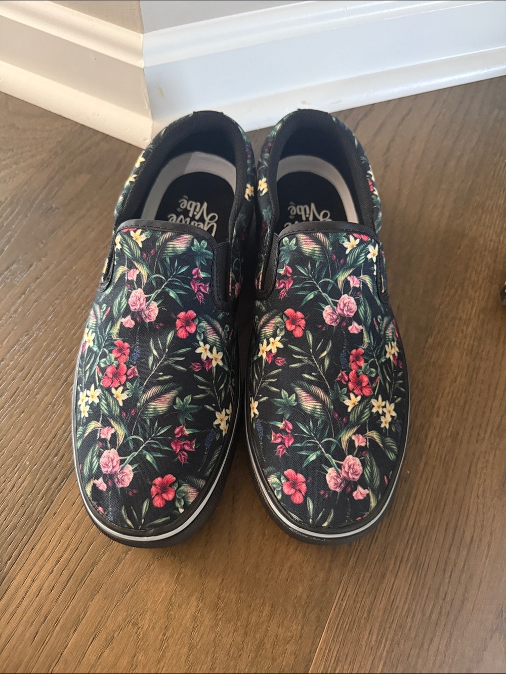 Men’s Yes We Vibe Slip On Sneakers Size 7